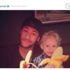 #somostodosmacacos: esa fue la respuesta de Twitter, de futbolistas y de muchos famosos al feo altercado racista en el que un espectador le tiró un plátano a Dani Alves en un partido de fútbol.