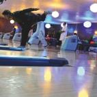 Es la única bolera de todo Afganistán, abierta por una afgana liberal. Uno de esos extrañísimos flashes de modernidad que salpican Kabul. Como la escuela de skate o el equipo de boxeo femenino. Patinan y boxean sabiendo que, en cualquier mom...