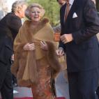 Beatriz de Holanda (izq) abdicó el pasado 30 de abril, aniversario de su investidura, en su hijo mayor Guillermo Alejandro (dcha). El nuevo monarca optó por el nombre de Guillermo Alejandro en vez de Guillermo IV, el que todo el mundo esperaba.