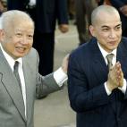 Norodom Sihanouk (dcha) reino en dos periodos diferentes en su país (1941-1955 y 1993-2004) y es conocido como "El Rey Padre" por los camboyanos. Entre sus dos reinados estuvo exiliado en Corea del Norte. En 2004 se autoexilió en Corea del Nor...