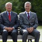 El rey Alberto II de Bélgica ha abdicado hoy en su hijo, el todavía Príncipe heredero Felipe. "Constato que mi edad y mi salud ya no me permiten ejercer mi función como desearía. Sería faltar a mis deberes y mi concepción de la función r...