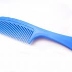 No existe otro peine posible en el mundo de los peines, ni en los armarios del baño. El peine de tu infancia era azul... y lo sabes.