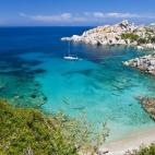 ... el relax. El libro del biólogo marino Wallace J. Nichols apunta que las vacaciones en la playa son un bien necesario para el individuo. El autor sostiene su teoría en cinco puntos: el agua nos devuelve a nuestro estado natural, en la costa...