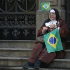 Se calcula que más de un millón de personas acudieron al encuentro de jóvenes fieles a la Iglesia en Brasil, abarrotando las calles por las que el "Papamóvil" iba a recorrer Rio de Janeiro, en el primer día de visita oficial papal que en pr...