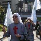 La visita del Papa Bergoglio a Brasil ha desatado manifestaciones de distintos grupos y colectivos: protestantes ante la visita del Potífice, fieles católicos que han mostrado su apoyo al líder de la Iglesia, y asociaciones homosexuales que h...