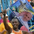 Se calcula que más de un millón de personas acudieron al encuentro de jóvenes fieles a la Iglesia en Brasil, abarrotando las calles por las que el "Papamóvil" iba a recorrer Rio de Janeiro, en el primer día de visita oficial papal que en pr...