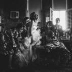 "Una de mis favoritas es ésta de Lera y sus damas de honor ayudándola a prepararse. La iluminación realza la felicidad desbordante de una mujer junto a sus mejores amigas minutos antes de casarse. Además, en la mesa se puede ver una foto de ...