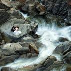 "Esta imagen es mi favorita porque los novios nos contrataron para retratar su boda porque son montañeros y nosotros también. Quizá lo más chulo de esta imagen es que yo viví en el valle Yosemite hace años; es donde me di cuenta que querí...