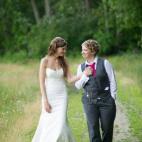 "Soy fan de cualquier foto en la que alguien se lleve una mano al corazón. Nos conecta con su vivencia interior. Aquí, a ese gesto se añade que va cogida de la mano de su mujer, mostrando su conexión. ¡Además tiene esa expresión que demue...