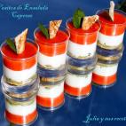 ▶️ Ingredientes: albahaca fresca, ajo, pi&ntilde;ones, queso rallado, aceite de oliva, queso de cabra, queso crema, nata, tomate maduro, az&uacute;car, sal y gelatina neutra.▶️ Encuentra aqu&iacute; la receta completa.