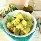 ▶️ Ingredientes: patatas, encurtidos, perejil, albahaca fresca, menta fresca, anchoas, ajo crudo, mostaza, aceite de oliva al gusto y vinagre.▶️ Encuentra aqu&iacute; la receta completa.