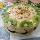 Pepino, br&oacute;coli, pistachos y kiwi se dan la mano con el cusc&uacute;s en esta elaboraci&oacute;n tan vistosa. Si te ha entrado por los ojos, &iexcl;espera a probarla! Aqu&iacute; puedes leer la receta.