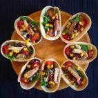 &Eacute;sta es una forma estupenda de presentar una propuesta colorida, ligera y deliciosa cuando se sientan muchos en la mesa. Consulta la receta en CookPad.