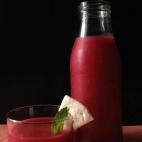 El color tan llamativo no s&oacute;lo se lo da la remolacha: tambi&eacute;n lleva tomates maduros. Pan duro, pimiento verde y cebolla completan los ingredientes. Consulta la receta en CookPad.