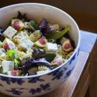 Acompa&ntilde;a la pasta con hojas de lechuga variadas, el queso cortado en cuadraditos, higos y pi&ntilde;ones y tendr&aacute;s todo un manjar veraniego. El paso a paso de esta receta lo encuentras aqu&iacute;.