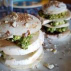 Lo m&aacute;s laborioso de esta receta es preparar el pesto y, a&uacute;n as&iacute;, es bien sencillo. Basta con machacar las almendras en un mortero, a&ntilde;adir la albahaca y majarlo todo con aceite y unas gotas de lim&oacute;n. La receta c...