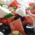 Este plato es muy sabroso y refrescante. Es perfecto para dejarlo preparado y enfriando en el frigor&iacute;fico y tomarlo a la vuelta de un d&iacute;a de playa o de piscina. Estos son los ingredientes y pasos para su elaboraci&oacute;n.