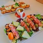 El ingrediente principal de este plato es el bacalao, que casa muy bien con los mejillones al vapor que lleva la ensalada. Consulta aqu&iacute; la receta completa para elaborarlo.