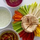 Adem&aacute;s de ser tan colorido que entra por los ojos, es perfecto para compartir a modo de picoteo. Aqu&iacute; puedes ver c&oacute;mo se prepara y c&oacute;mo se hacen las tres salsas: hummus de remolacha, de aguacate y tzatziki.
