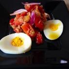 La mezcla de sabores con el at&uacute;n, el huevo, la vinagreta....no te dejar&aacute; indiferente. Puedes leer la receta en CookPad y ver c&oacute;mo se elabora en YouTube.