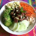 El autor de la receta asegura que la combinaci&oacute;n de ingredientes puede recordar al ceviche, al sushi o al tartar. Esta opci&oacute;n lleva salm&oacute;n, pulpo, gambas, tofu, espinacas, edadame, algas, rabanitos, tomate, quinoa y was...