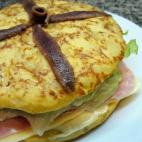 Esta en concreto lleva mayonesa, tomate, queso en lonchas, lechuga, anchoas y jam&oacute;n dulce. Puedes leer la receta aqu&iacute; o verla en v&iacute;deo en este enlace.