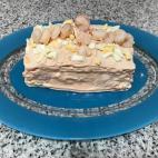 Se prepara con placas de lasa&ntilde;a, palitos de cangrejo, huevo duro, salsa rosa, jam&oacute;n york y gambas. Se guarda en el frigor&iacute;fico y &iexcl;lista para una cena de lo m&aacute;s fresquita! Lee la receta completa en CookPad.