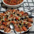 Se monta sobre un lecho de tomate rallado. Encima va una capa de carpaccio de bacalao y, sobre &eacute;ste, anchoas, boquerones en vinagre, mojama, hueva y aceitunas negras. Tienes todos los detalles de su preparaci&oacute;n aqu&iacute;.