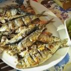 Sin duda, uno de los sabores del verano es &eacute;ste. Si tienes la suerte de poder cocinar a la brasa, esta receta es para ti. Acompa&ntilde;a las sardinas con ensalada o con patatas asadas y tendr&aacute;s el &eacute;xito asegurado.