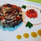 La base de esta receta es una mezcla de quinoa y arroz integral, acompa&ntilde;ada por chalota, pimiento rojo, aceitunas negras, tomates y zanahoria. Puedes revisar c&oacute;mo se elabora aqu&iacute;.