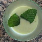 Necesitar&aacute;s pepino, manzana amarilla, yogur griego natural, hierbabuena, aceite, sal y vinagre de manzana. Aqu&iacute; puedes seguir paso a paso c&oacute;mo se prepara.