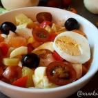 La base de este plato es la patata cocida y el huevo duro. Lo bueno es que se puede complementar de mil maneras con los ingredientes que se tengan a mano. La ensalada de la foto lleva tomate, aceitunas y cebolla, pero puedes probar con otros ing...