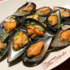En 20 minutos tendr&aacute;s una riqu&iacute;sima cena y sin apenas esfuerzo. Si nunca has cocinado los mejillones as&iacute;, aqu&iacute; puedes aprender a hacerlo.