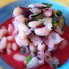 A priori, la mezcla de ingredientes te sorprender&aacute; &mdash;pescado con alubias blancas, fresas, tomates cherry, aceitunas, pepino y acelgas&mdash; pero merece la pena probar esta propuesta tan fresquita y original. Lee la receta en CookPad.