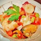 Para esta versi&oacute;n necesitar&aacute;s mejillones, pulpo, surimi y langostinos, adem&aacute;s de pimiento, cebolla y tomate. Sigue el paso a paso para elaborarlo en CookPad.