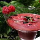 Es muy f&aacute;cil de hacer y sorprender&aacute;s a tus invitados si lo presentas en copas. Se puede cambiar la frambuesa por cereza o fresones. Aqu&iacute; tienes la receta completa en Cookpad