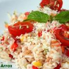 Para esta ensalada cl&aacute;sica solo hacen falta arroz, cebolla, zanahoria, pimiento rojo, palitos de mar, tomates cherry, queso y or&eacute;gano. Sigue los pasos para hacerla en CookPad.