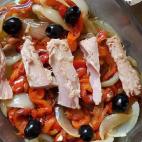 Para esta receta necesitar&aacute;s ventresca de at&uacute;n, pimientos rojos, aceitunas negras y cebolla, entre otros ingredientes.