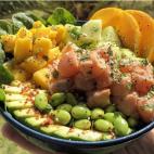 Para hacer esta ensalada hawaiana solo hay que seguir cinco sencillos pasos. Consulta la receta completa aqu&iacute;.