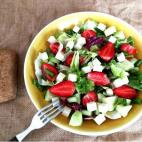 Este refrescante y delicioso plato requiere de pepino, fresas, cebolletas, queso feta y sirope de &aacute;gave. Descubre c&oacute;mo hacerlo en CookPad.