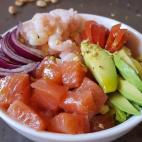 Camar&oacute;n cocido, salm&oacute;n marinado, pistachos y vinagre de manzana son algunos de los ingredientes necesarios para esta deliciosa ensalada.