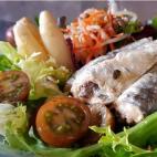 Esta ensalada f&aacute;cil y rica en nutrientes es ideal para cualquier cena. Solo se necesitan seis ingredientes.