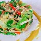 Una ensalada con palitos de cagrenjo, lechuga, aguacate, az&uacute;car, mayonesa, mostaza y s&eacute;samo ideal para las cenas de verano. Puedes leer los pasos a seguir aqu&iacute;.