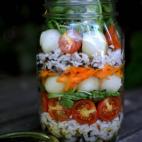 Siguiendo con esta nueva moda de ensaladas f&aacute;ciles de llevar y frescas, esta resulta ideal para las excursiones veraniegas. Lista en 40 minutos, consulta la receta aqu&iacute;.