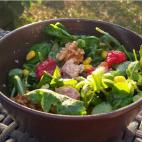 Seis ingredientes y dos sencillos pasos para esta ensalada fresca y original. Sigue la receta completa en CookPad.