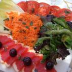 Esta ensalada mezcla pomelo y cerezas con endibias, tomate y zanahoria est&aacute; lista en 20 minutos. Consulta los ingredientes que hacen falta aqu&iacute;.