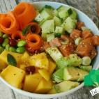 Para este poke hawaiano solo hace falta marinar el salm&oacute;n troceado en salsa de soja, cocer el edamame y mezclarlo con el resto de ingredientes. Una receta sencilla para la que solo hacen falta ocho ingredientes.