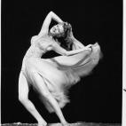 Durante la Segunda Guerra Mundial, el ideal de belleza femenina se alejó de las sinuosas curvas de Mae West y también de las actitudes despreocupadas de las flappers. Estrellas como Rita Hayworth tenían una piel perfecta y saludable y cuerpo...