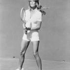 El ideal de los 70 destaca por el bronceado, las melenas y el cuerpo delgado y tonificado. Figuras atléticas con poco maquillaje. La actriz Farrah Fawcett está considerada como una de las mujeres más bellas de aquella década. En los 70 tamb...