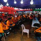 Los voluntarios de la defensa civil se preparan para las tareas de rescate.
